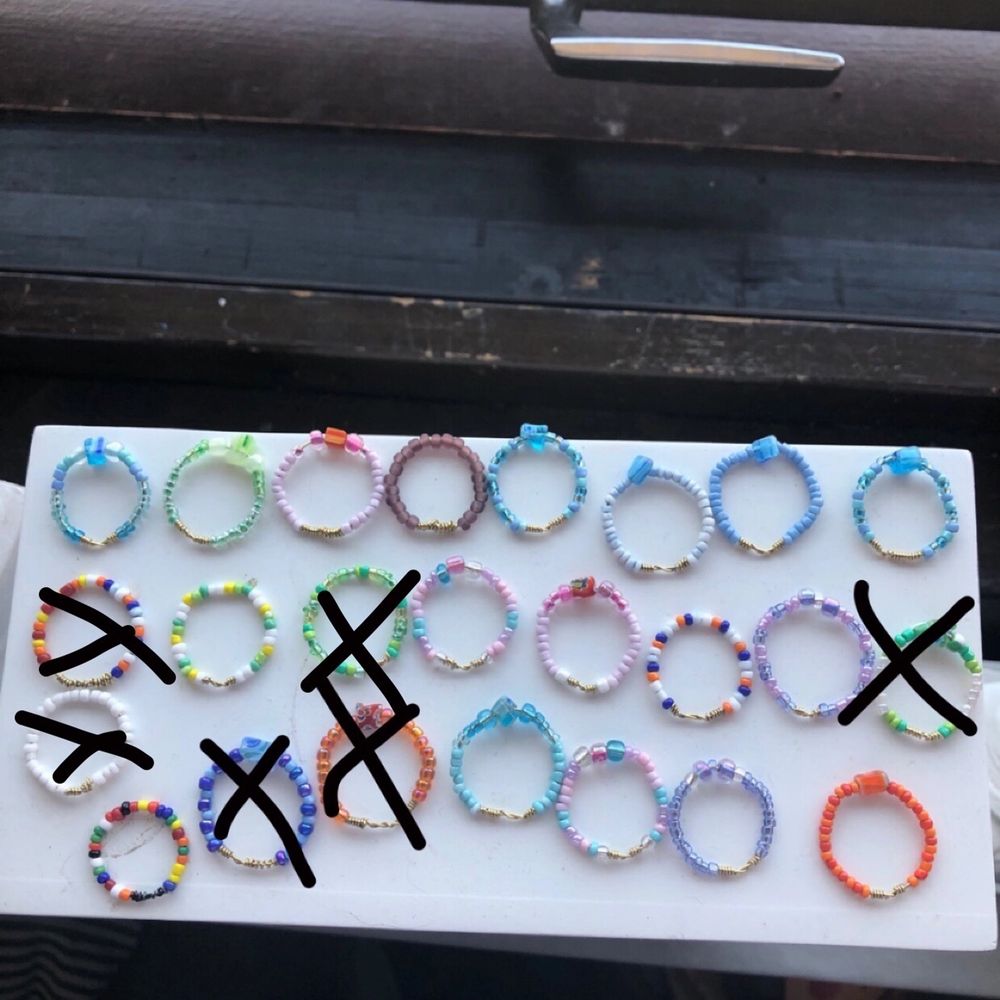 VĂ€ldigt tjusiga sommar ringar som man kan ha i alla olika tillfĂ€llen. Dem Ă€r vĂ€ldigt lĂ€tta att rulla pĂ„ och rulla av. Finns i trĂ„darna silver guld och svart. Vi costumesar gĂ€rna ifall det inte finns nĂ„gon ring i din smak!âŒïž 3 ringar för 30kr! âŒïž(Du fĂ„r alltid en extra ring pĂ„ köpet) Du fĂ„r allt du bestĂ€ller i en liten lĂ„da som passar perfekt i din brevlĂ„da đđŒ finns det ringar pĂ„ bilden du vill köpa Ă€r det bara att ringa in dem sĂ„ löser vi din bestĂ€llning đžđž mer info finns i dmđž. Accessoarer.