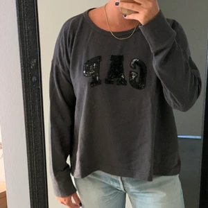 grå tröja - mörkgrå tröja med svarta paljetter🖤