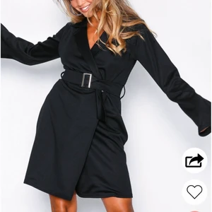 Blazer klänning - Säljer den här super fina klänningen, knappt använd. Från Nelly💕💕💕 köparen står för frakten