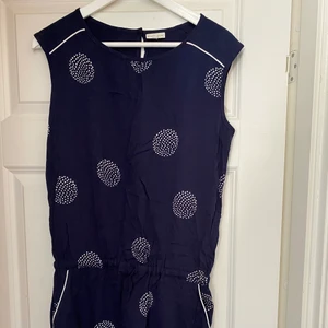 Pomp de lux klänning strl 170 - En skön klänning. Säljer på grund av att den aldrig kommer till användning. Pris kan diskuteras 