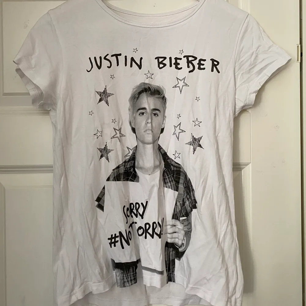 Justin Bieber tröja. Köpt till konsert inte använd efter det. Minns inte vart den köptes.. T-shirts.