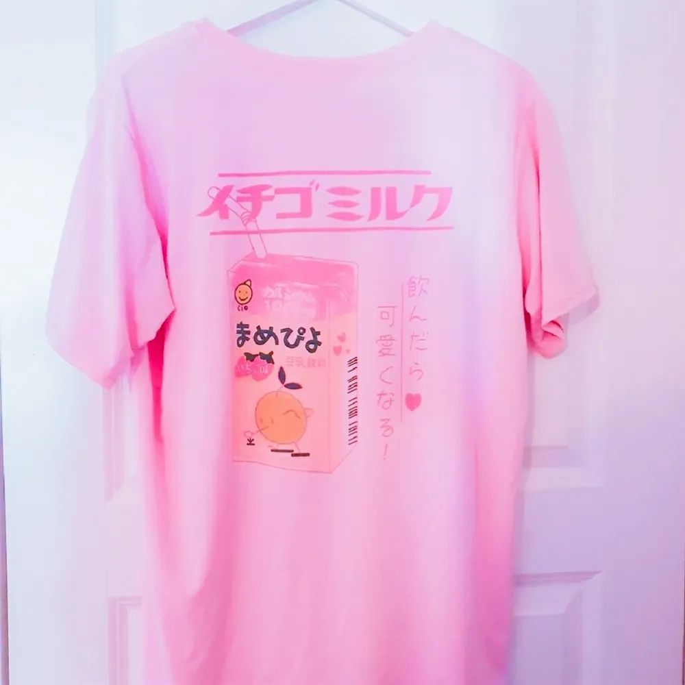Rosa tröja, lägger ut igen då köparen aldrig svarade♡ köparen står för frakten♡ passar strl S-L då jag tror den är en oveesize M♡. T-shirts.
