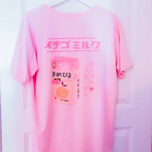 Strawberry milk shirt - Rosa tröja, lägger ut igen då köparen aldrig svarade♡ köparen står för frakten♡ passar strl S-L då jag tror den är en oveesize M♡