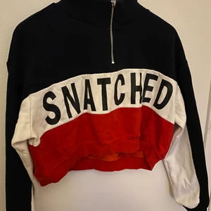 Croppad tjocktröja  - En croppad tjocktröja med tryck från H&M, syns inte att ha varit använd. 