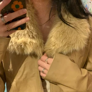 SKINNJACKA  - (FRI FRAKT) En beige skinnjacka med fuskpäls, extremt fin men kommer tyvärr aldrig till användning, köpt second hand🥰 svarar på alla frågor! Budgivning om fler är intresserade:) Kolla gärna in andra plagg på min sida, de flesta plaggen är fri frakt!