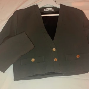 Grå blazer zara - En jätte fin grå blazer ifrån zara som jag desvärre inte kan ha pga att den är förliten. Storlek S, oanvänd endast prövad 👍🏼 (frakt inräknad på 50 kr)
