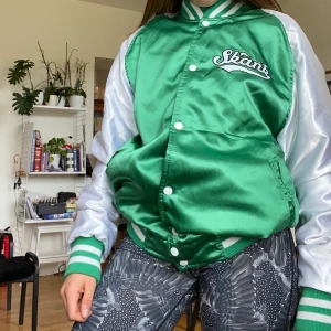 College jacka, storlek M - Säljer en college jacka som jag köpte secondhand men den var för stor för mig. ❤️Buda gärna 