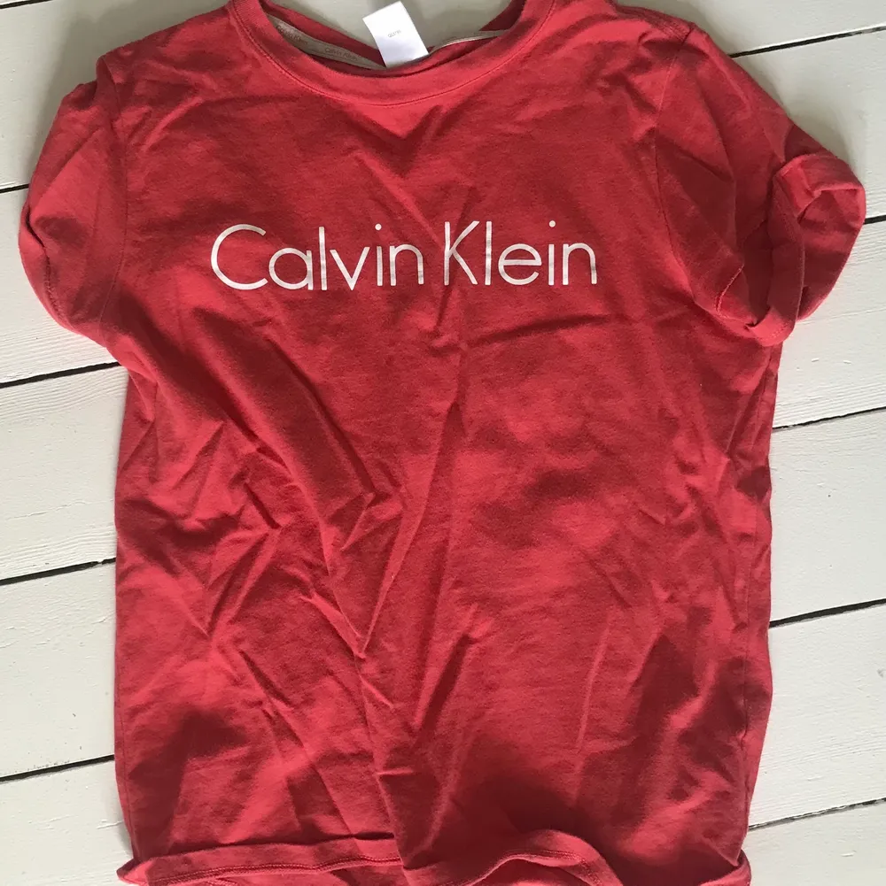 En vanlig mörk rosa/röd T-shirt i storlek XS, Först till kvarn! Köpare står för frakt 📦  Totalt pris - 166kr . T-shirts.