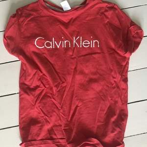 En vanlig mörk rosa/röd T-shirt i storlek XS, Först till kvarn! Köpare står för frakt 📦  Totalt pris - 166kr 