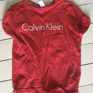T-Shirt Calvin Klein  - En vanlig mörk rosa/röd T-shirt i storlek XS, Först till kvarn! Köpare står för frakt 📦  Totalt pris - 166kr 