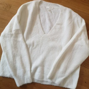 Stickad tröja  - Finstickad tröja, mjukt och "luddigt" material. Sparsamt använd 