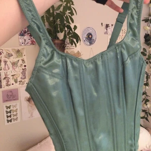 Urban Outfitters Korsett - grön uo korsett topp grejimoj!!! skitsöt men kommer inte till användning tyvärr 