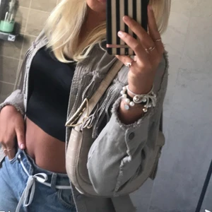 Beige Zara jacka - En beige jacka från zara med fransar. Strl S! Skriv för fler bilder. 