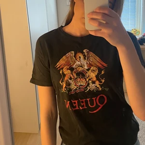 T-shirt Stradivarius strl S - Jag säljer denna fina T-shirt, som inte kommer till användning längre tyvärr. Den är i väldigt bra skick💛 Frakt tillkommer💕