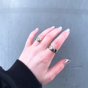 Ring - Jättefin bred ring i rostfritt stål med både glada och ledsna smileys på :) Finns ett fåtal kvar i storlek 10. Köparen står för frakten på 12kr! (Säljer dessa via mitt UF-företag @uf.smile) 