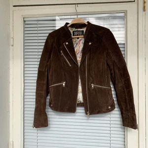 Jofama Mockajacka - Jofama by Kristine Ullebø mockajacka säljes. Givetvis äkta. Säljes då den tyvärr inte kommer till någon användning, därmed i superfint skick. Storlek 38, jag är en normal S/36 och den sitter fint på mig. Nypris: 2795kr. Pris går naturligtvis att diskuteras. 