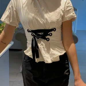 T shirt med snören  -  tröja med snören som man knyter , väldigt fin å ger en snygg form , kan mötas upp eller frakta !❤️