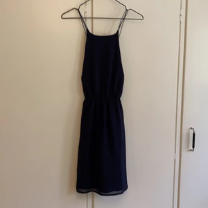 Marinblå klänning med öppen rygg!  - Marinblå klänning med öppen rygg! Cirka knälängd. Använd en gång! Faller fint på kroppen <3