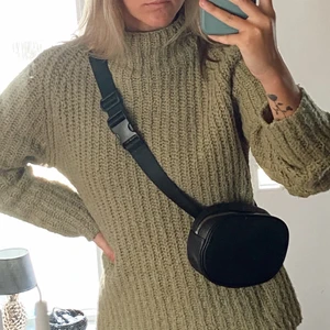 Liten väska - Supersnygg och praktiskt liten väska! Kan användas som axelväska men även som midjeväska, mycket fint skick💕😎