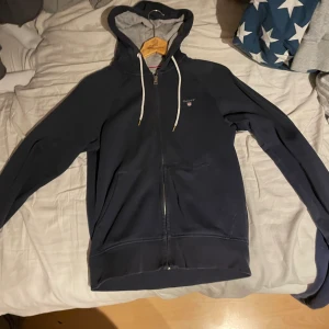 Gant hoodie  - Blå gant hoodie med dragkedja