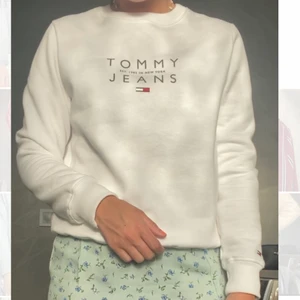 Tröja S - Sweatshirt i storlek S från Tommy Hilfiger. Jätteskönt och mjukt material inuti! Använd endast 1-2 gånger. Köpt för 999kr - säljs för 200kr plus frakt 