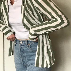 Skjorta  - Säljer denna grön/vit randiga skjorta med kavaj-krage (kallar jag de:)  Den är från BikBok och är i bra skick🌸 köpare står för frakten (priset går att diskutera)               Skriv privat för fler bilder💕