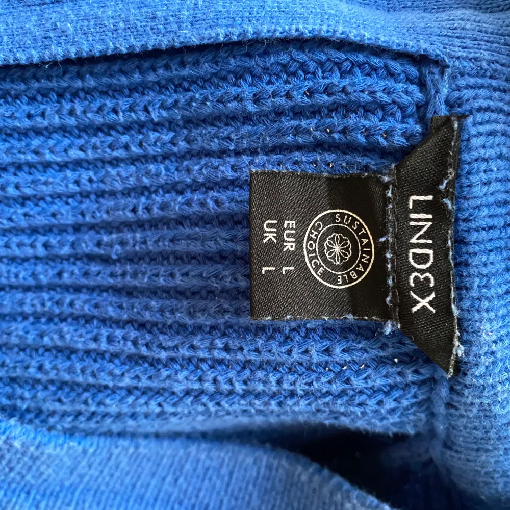 Säljer en koboltblå stickad tröja från Lindex i storlek L. Något over sized på mig som normalt när storlek S. Använd ett fåtal gånger.. Stickat.