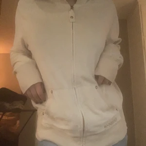 Velour tröja - Säljer denna super söta sammets zip uppen i beige färg. Så bekväm och passar till mycket. Den har små fina guld detaljer.