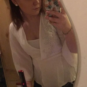 Omlott blus  - En vit omlott blus från SHEIN, använd 2 gånger så den är i ny skick, säljer då den ej passar mer. 50kr + 48kr frakt