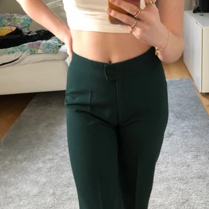 Kostymbyxor  - Mörk gröna kostymbyxor. Högmidjade! Super fina och sitter jätte bra. Ganska tjocka, perfekt för en sommarkväll💞💞 lägsta bud är 170! 💞