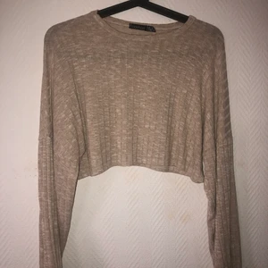 Mag tröjja - En mag tröjja från boohoo i beige ribbad💓