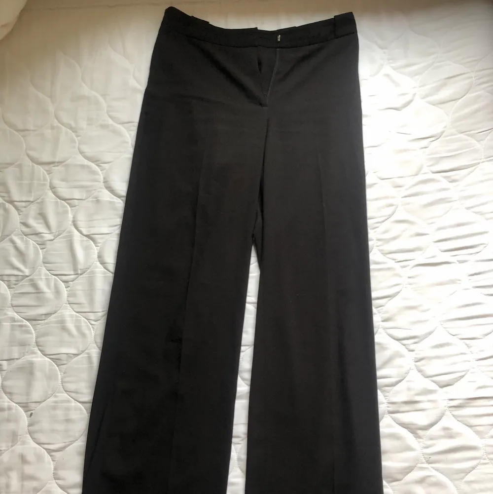 Svarta kostymbyxor från HM. Storlek 34! . Jeans & Byxor.