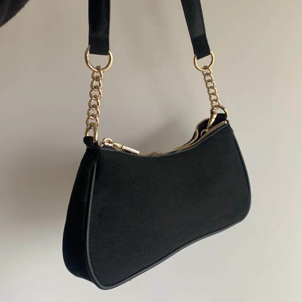 Baguett väska svart med gulddetaljer, använd 1 gång . Väskor.