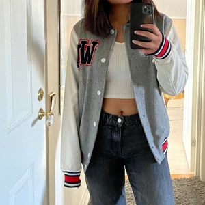 Baseball jacka  - Baseball jacka, köptes secondhand, tyvärr är ena armen ”förstörd” som ni ser på 3:e bilden annars är den jättefin! Pga det säljer jag den för 150kr + frakt (priset kan diskuteras)🤍