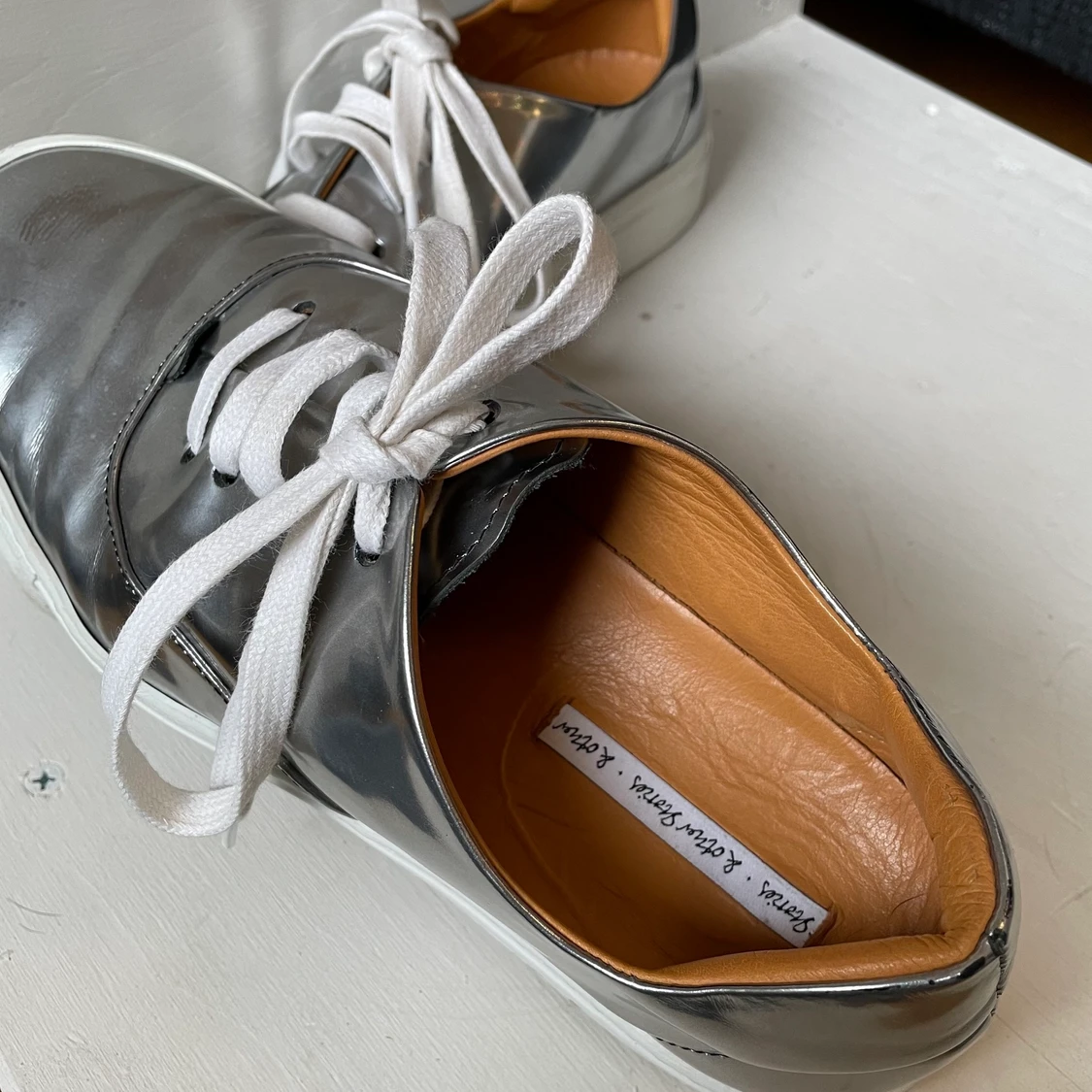 Silvriga skor från & other stories - 90