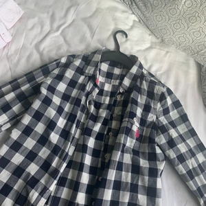 Rutig polo Ralph lauren skjorta för barn från 8-13 - Säljer en rutig polo Ralph lauren skjorta för 150kr inklusive frakt! Den är för barn. Storlek L