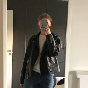 Skinnjacka  - Ascool skinnjacka som tyvärr inte kommer till användning💛 från Missguided i strl 34 men tycker den passar bra på mig som har 36! Kan nog också frakta, (köparen står isåfall för frakten) frakten ligger nog på 100kr något 