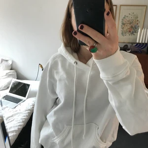 Vit basic hoodie.  - Vit hoodie från weekday. Tecken på användning kan förekomma, t.ex så är den nopprig (se bild 3) - men därav även ett lågt pris. Storlek S ⭐️