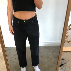 Monki Taiki Jeans - Svarta jeans från Monki, modellen Taiki. Storlek 29. Fint skick och rejäla jeans. Jag har dom uppvikta så går att få längre. Jag är 164cm lång. Obs! Osäker på fraktkostnad.