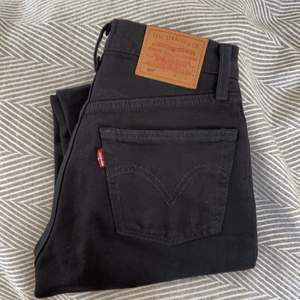 Detta är ett par svarta Levis jeans 501 Croppade i storleken W 23 och L 26. Leverans sker helst inom Stockholm.