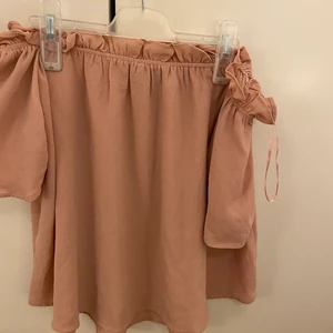 Topp - Snygg topp i strl 42 men passar mig med 36 också. Då den har elastiskt band. Super gullig. 