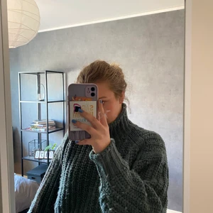 H&M tjocktröja - En härlig och mysig stor-stickad tröja från H&M, använd endast ca 3-4 ggr! 70 kr inklusive frakt!!