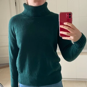 Kashmir Polo Tröja - Mörkgrön Polo tröja/turtleneck med vikbar krage. Från galeries Lafayette i Paris. 100% Kashmir. Endast leverans. Buda i kommentarerna 🌸
