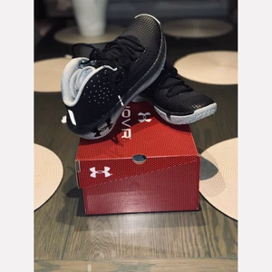 Helt nya Under Armour - Under Armour skor! Str: 10.5 (44,5), Modell: Herr, Skick: Helt nya, Pris: 500kr.  Kolla gärna in mina andra inlägg, Vid intresse av fler varor så fixar jag ett bra paketpris!