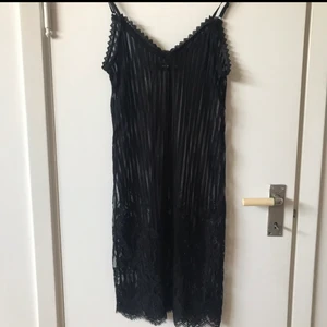 Spetsklänning  - Spetsklänning, snygg och ha själv med något under eller snygg att ha över en oversized tshirt 