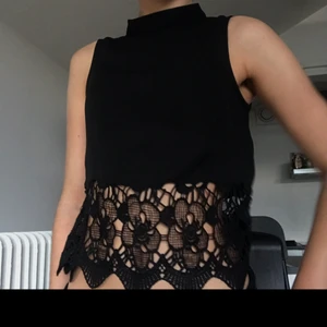 Topp med spetkant - Svart topp med liten halskrage och spetskant:) 
