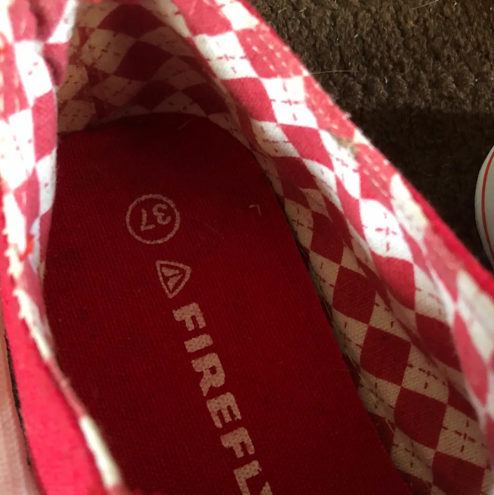 Perfekt inför sommaren! Röda tygsneakers av märket Firefly🔻 Storlek 37 men funkar även på mig som har 38🥰  Riktigt bra skick, endast använda ett par gånger! Möts upp i Gbg eller fraktar🌼. Skor.