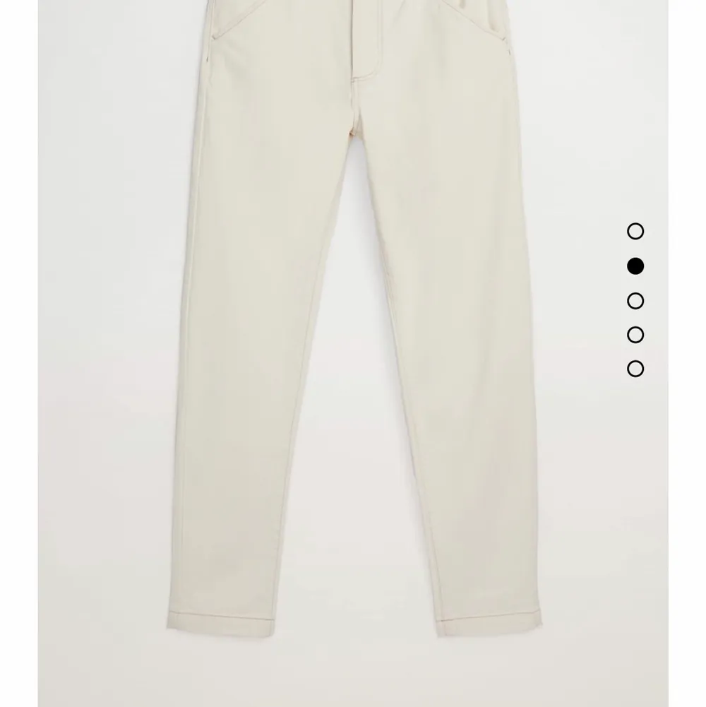 Helt oanvända straight fit jeans för herr från zara. Byxorna har prislapp kvar och är helt oanvända för att returdatumet gick ut. Byxorna är helt slutsålda överallt och hoppas därför att någon intresserad skulle vilja köpa de av mig istället:) De är i storlek 44 och skulle enligt mig passa någon med strl 34 i andra jeans t.ex Levis. . Jeans & Byxor.