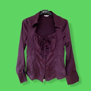 Lila Skjorta 💜 - Unik snygg skjorta/blus med snygga detaljer! 💜 Priset kan diskuteras. Köpare står för frakten! Skriv för fler bilder 🦋
