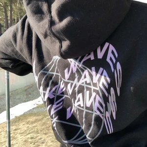  hoodie med tryck - Super snygg hoodie som endast är använd ca 4 gånger🤗🤗 Säljer för att den tyvärr inte kommer till användning längre💗